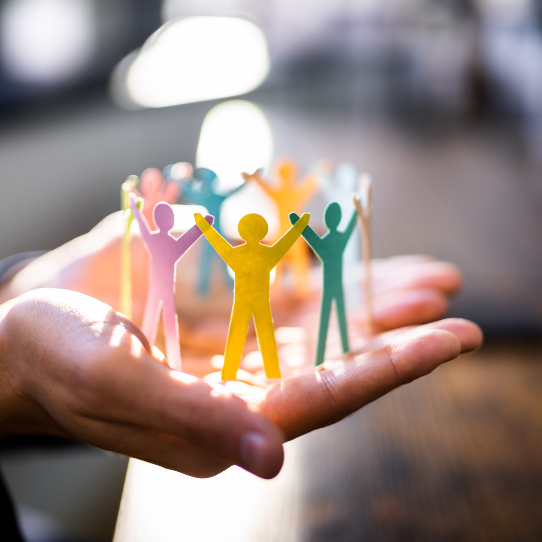 ano che sostiene sagome colorate di persone, simbolo di valorizzazione dei talenti